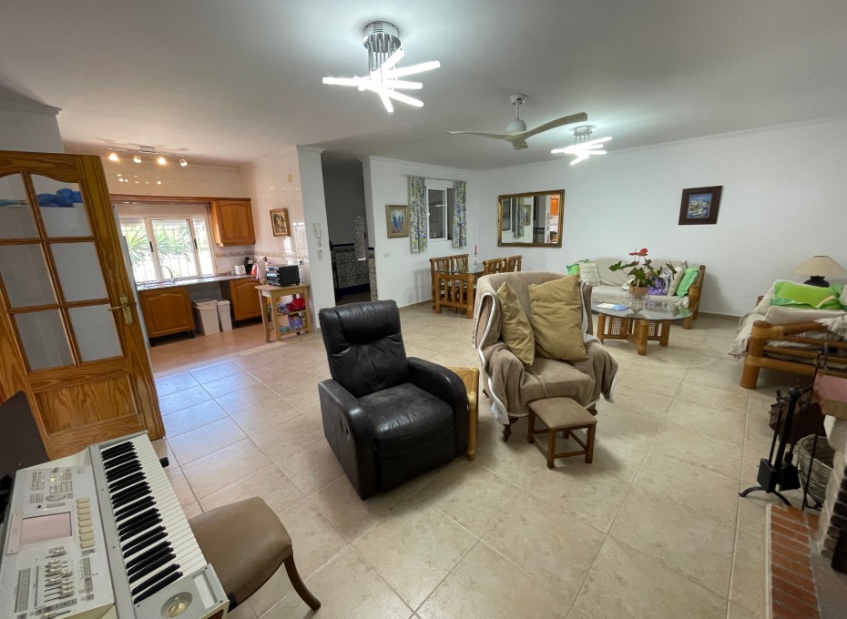 Herverkoop - Chalet / Villa -
Daya Nueva