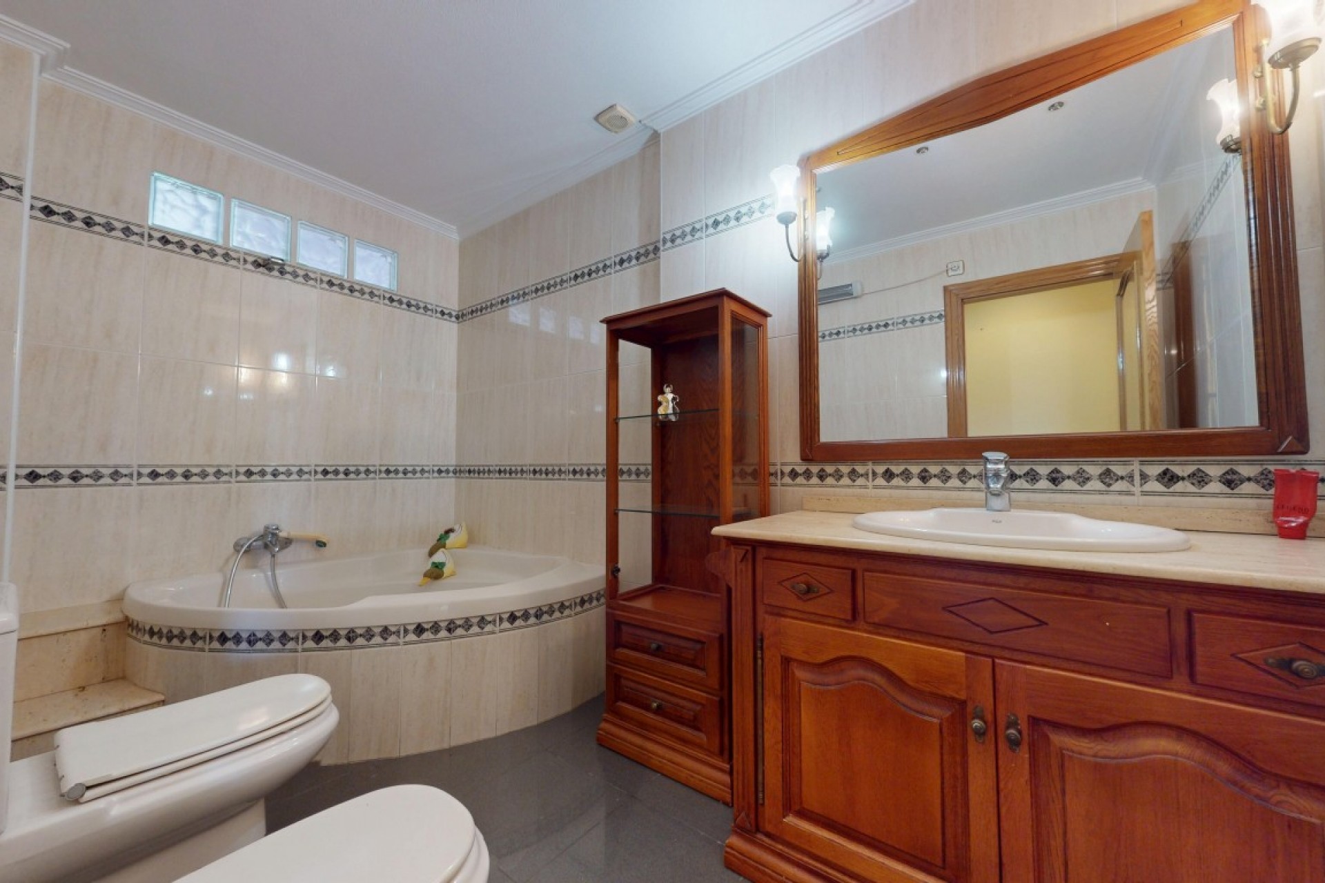 Herverkoop - Commerciële unit -
Los Narejos