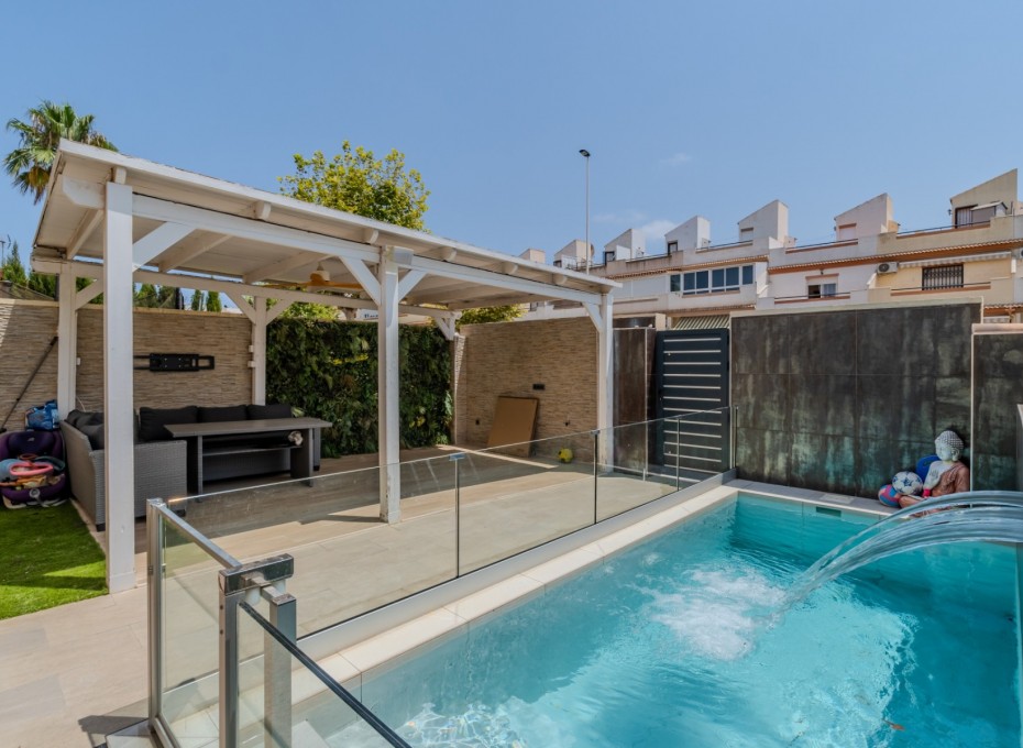 Herverkoop - Independent villa -
Torrevieja - Torreta