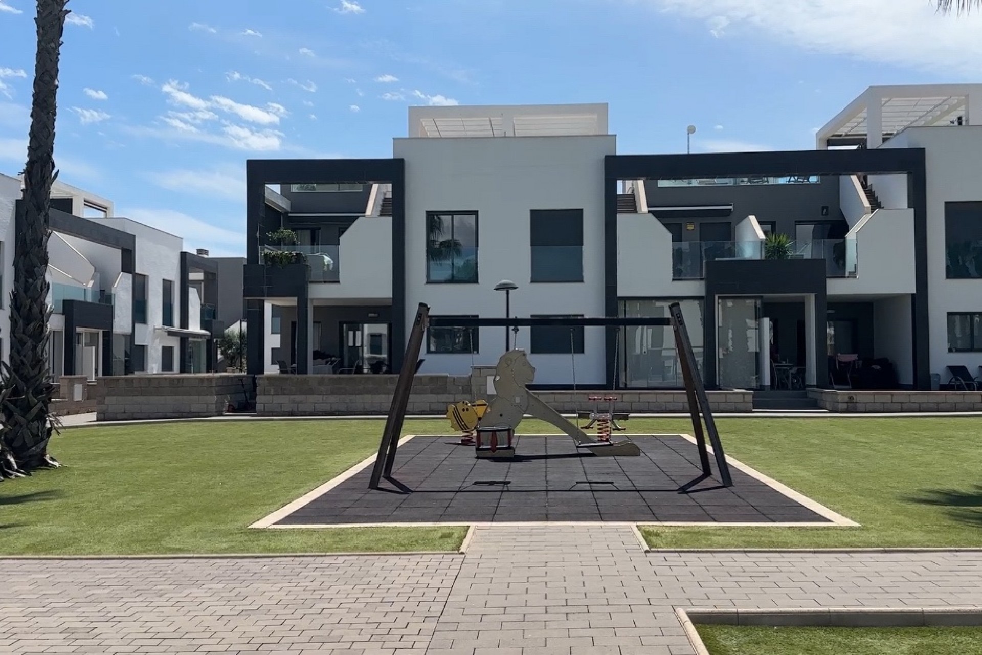 Herverkoop - Stadswoning -
La Zenia