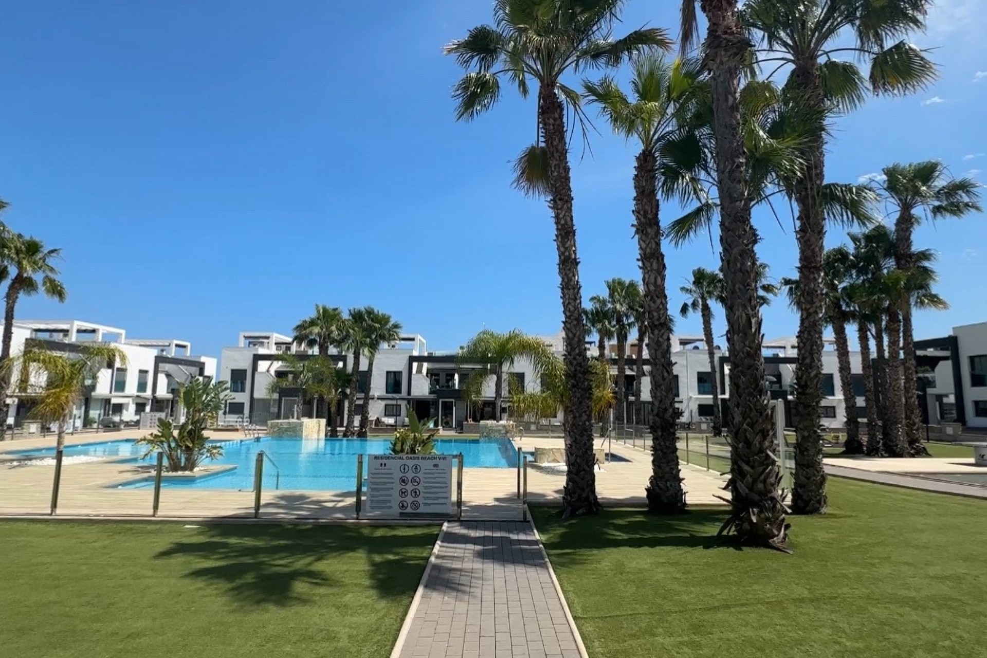 Herverkoop - Stadswoning -
La Zenia