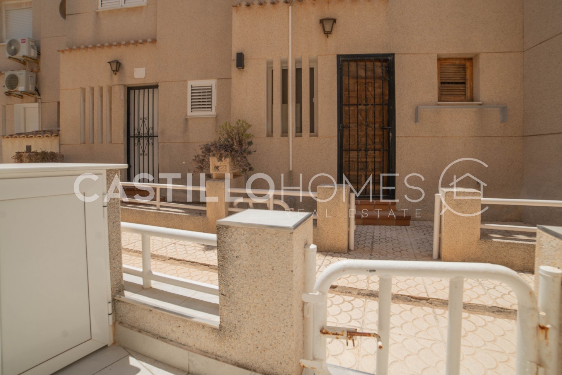 Herverkoop - Stadswoning -
Torrevieja - Urb. Rosaleda