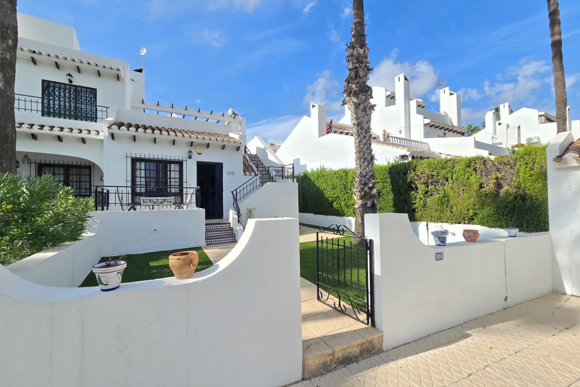 Herverkoop - Townhouse * -
Villamartin * - Los Dolses *