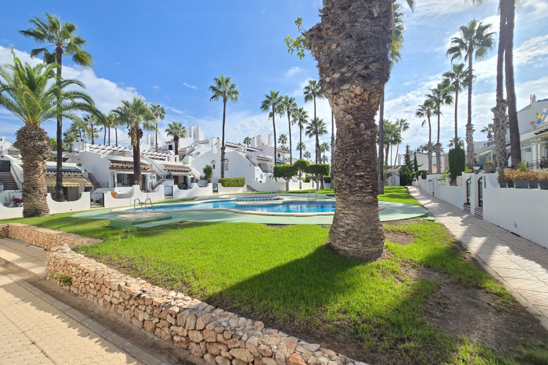 Herverkoop - Townhouse * -
Villamartin * - Los Dolses *