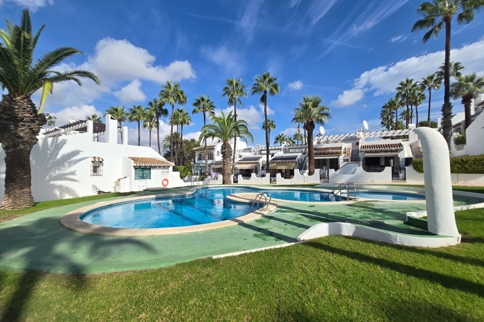 Herverkoop - Townhouse * -
Villamartin * - Los Dolses *