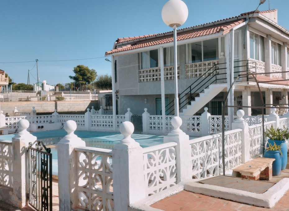 Herverkoop - Villa -
Crevillent - Crevillente