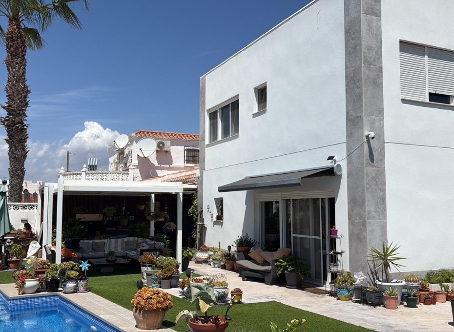 Herverkoop - Villa / House -
Torrevieja - La Siesta