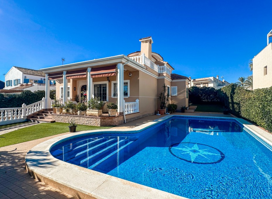 Herverkoop - Villa -
La Mata