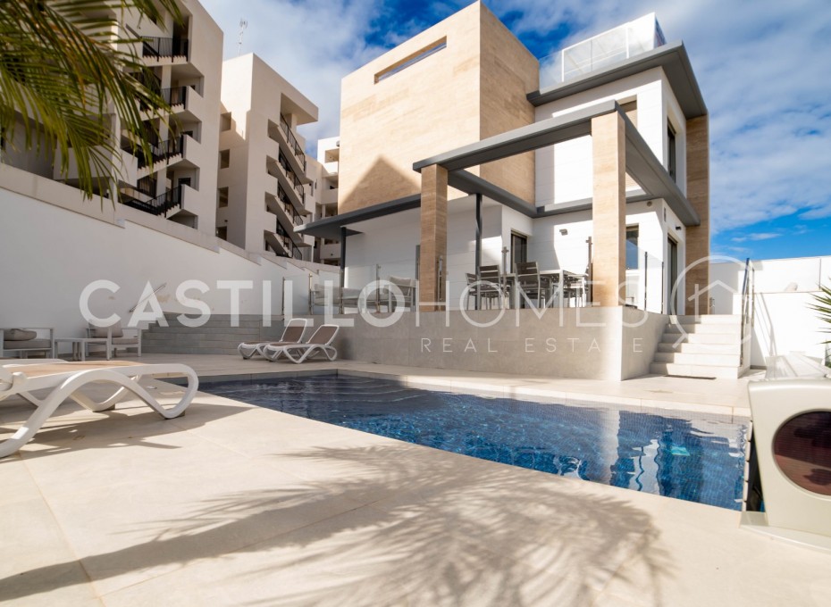 Herverkoop - Villa -
Orihuela Costa - Las Filipinas