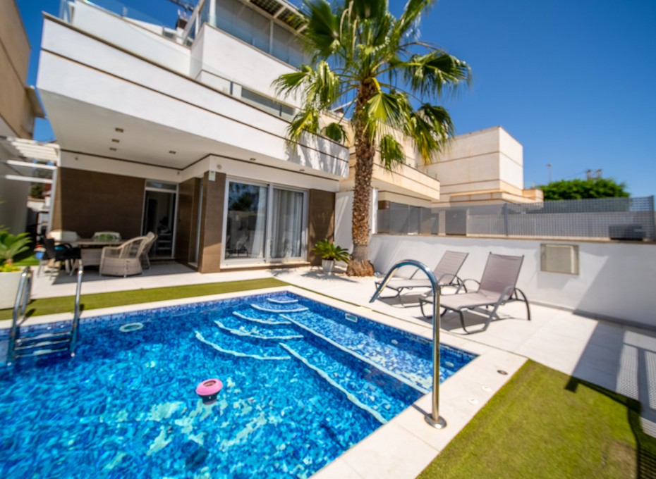 Herverkoop - Villa -
Orihuela Costa - Lomas de Cabo Roig