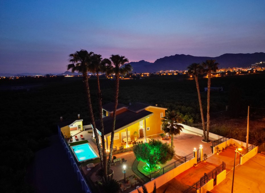 Herverkoop - Villa -
Orihuela