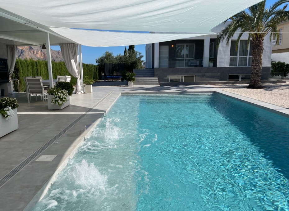 Herverkoop - Villa -
Orihuela