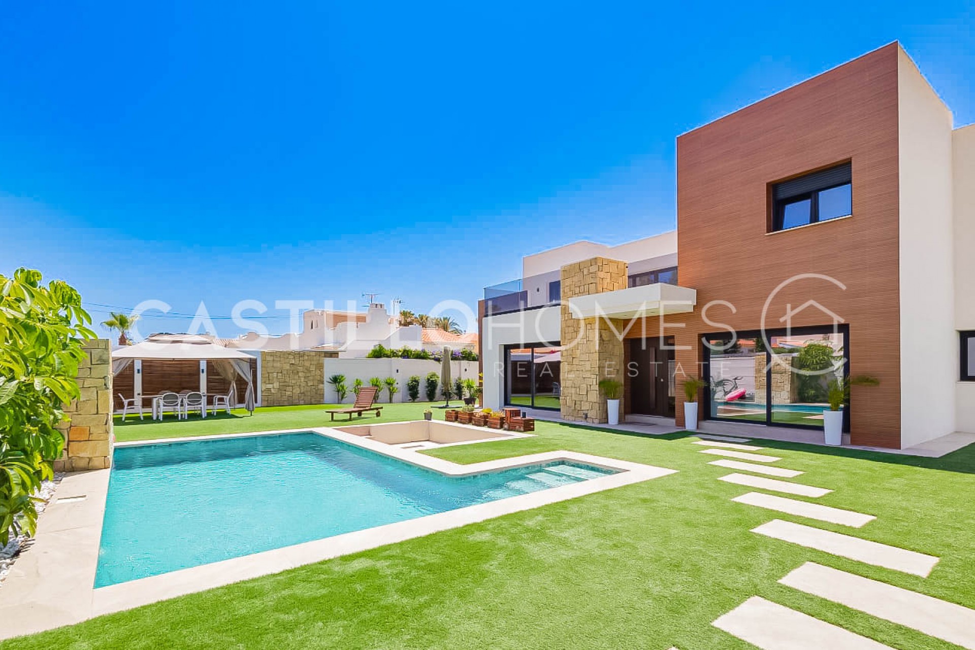 Herverkoop - Villa -
Torrevieja - Torreta florida