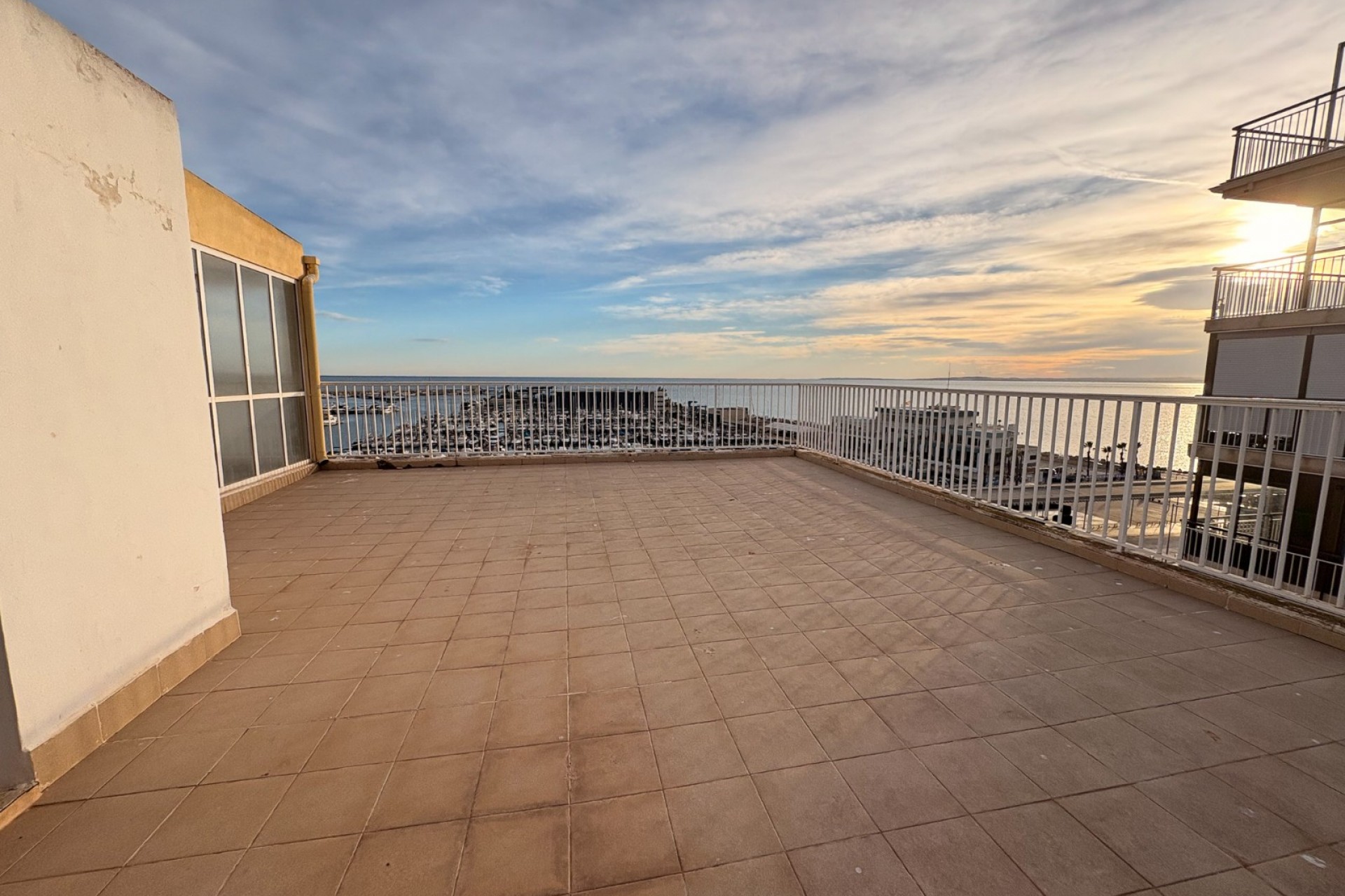 Resale - Apartamento -
Santa Pola - Puerto