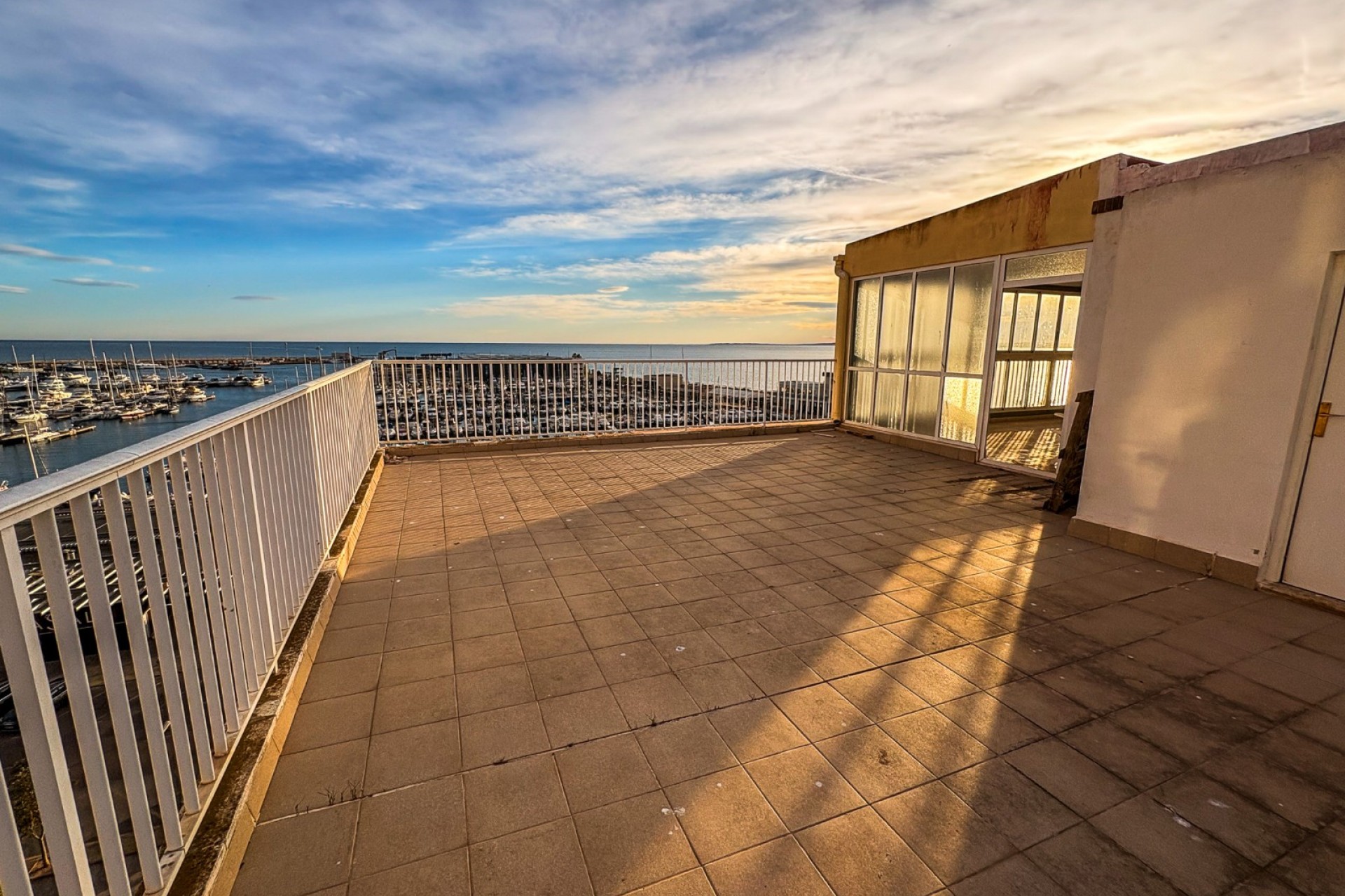 Resale - Apartamento -
Santa Pola - Puerto