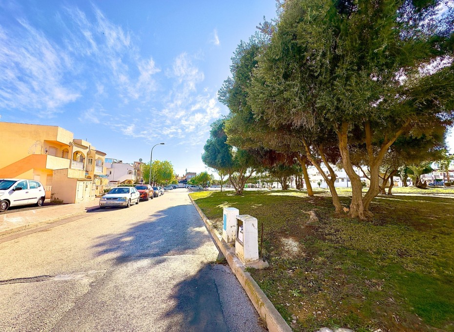 Resale - Bungalow -
Orihuela Costa - La Florida