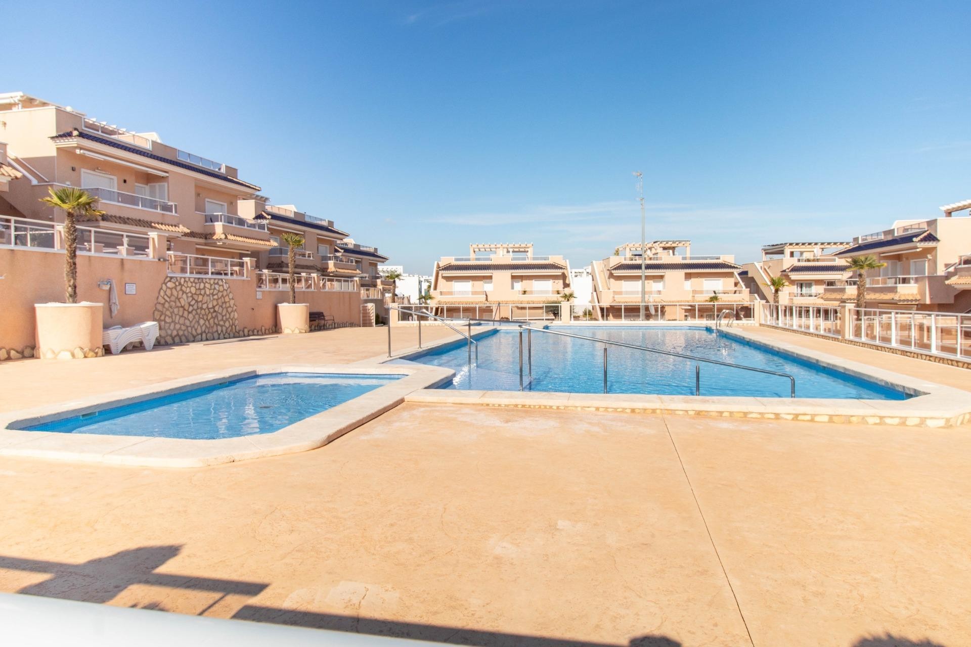 Resale - Bungalow -
Torrevieja - Punta prima