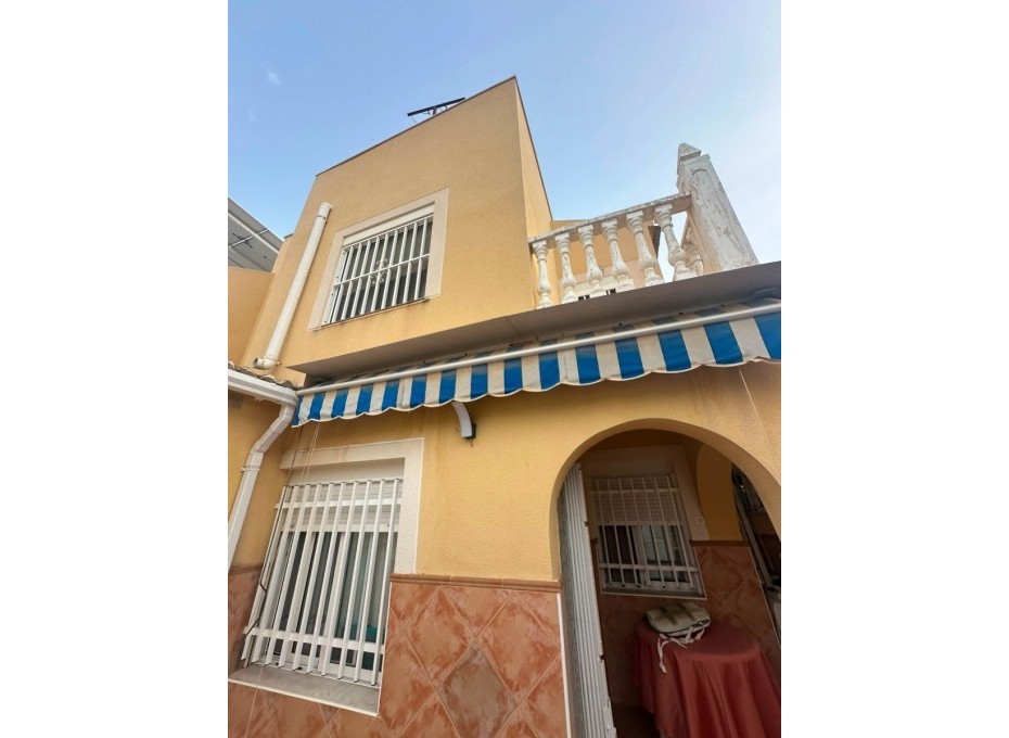 Resale - Bungalow -
Torrevieja - Urb. Rosaleda