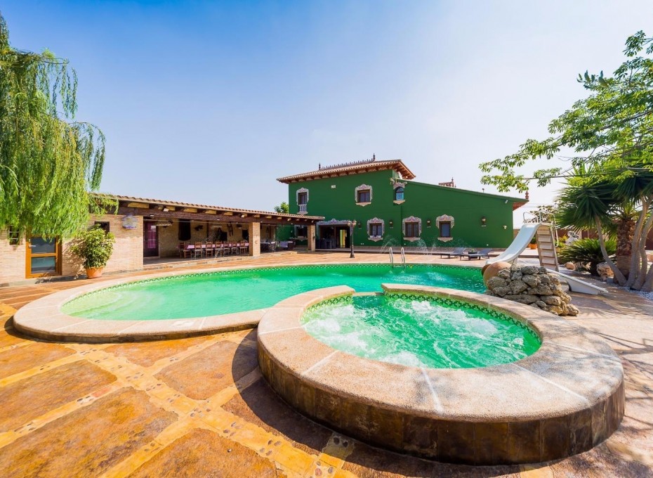 Resale - Finca / Country Property -
Almoradí