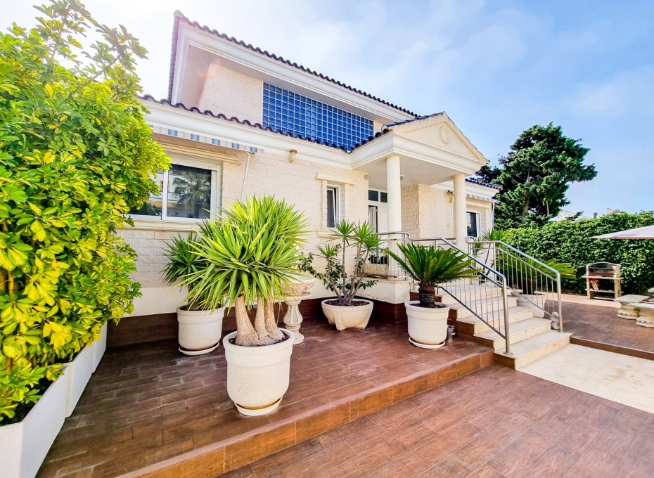 Resale - Independent villa -
Torrevieja - La Mata
