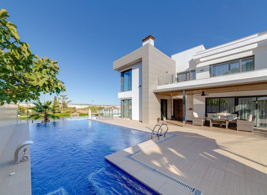 Resale - Independent villa -
Torrevieja