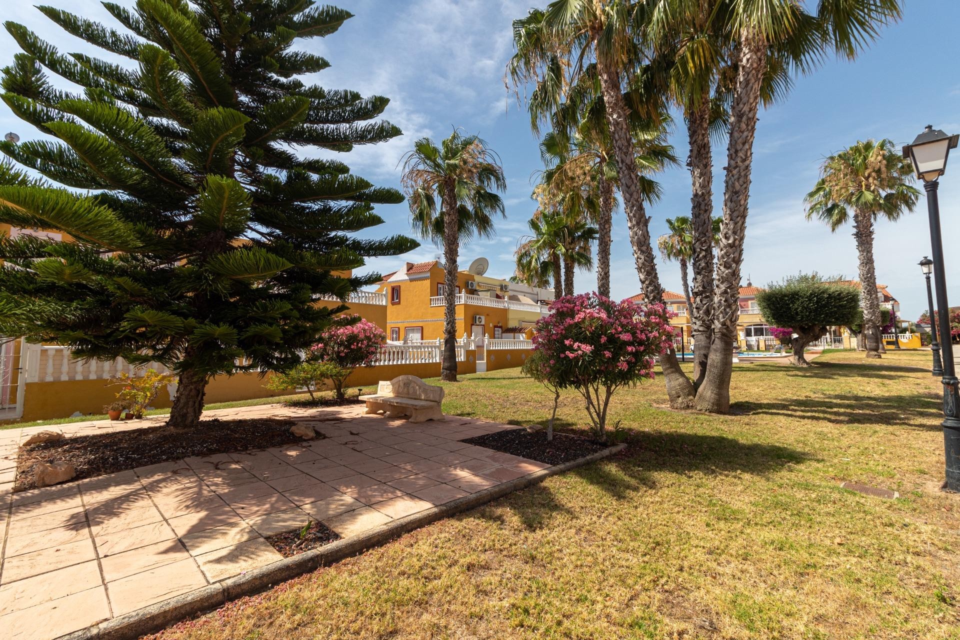 Resale - Terraced house -
Orihuela Costa - La Regia