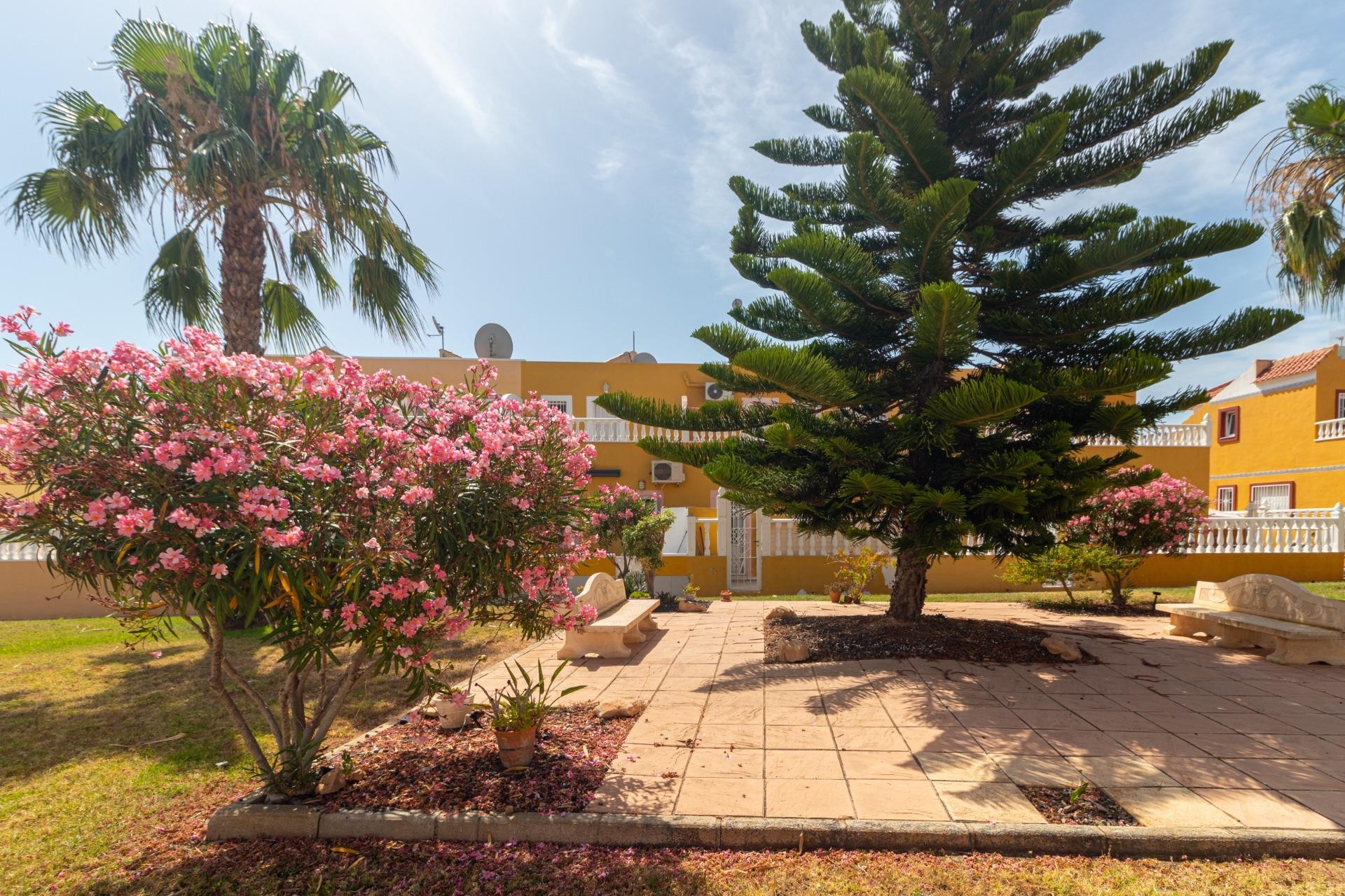 Resale - Terraced house -
Orihuela Costa - La Regia