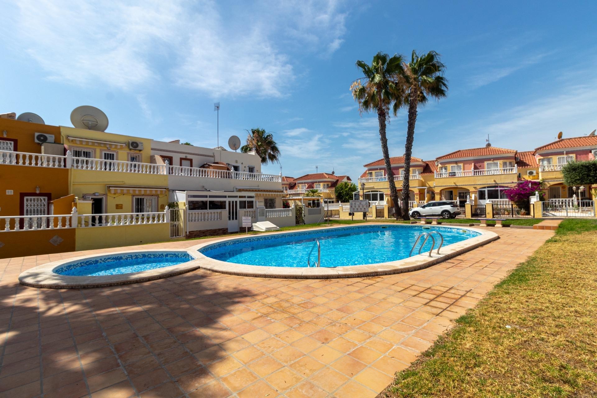 Resale - Terraced house -
Orihuela Costa - La Regia