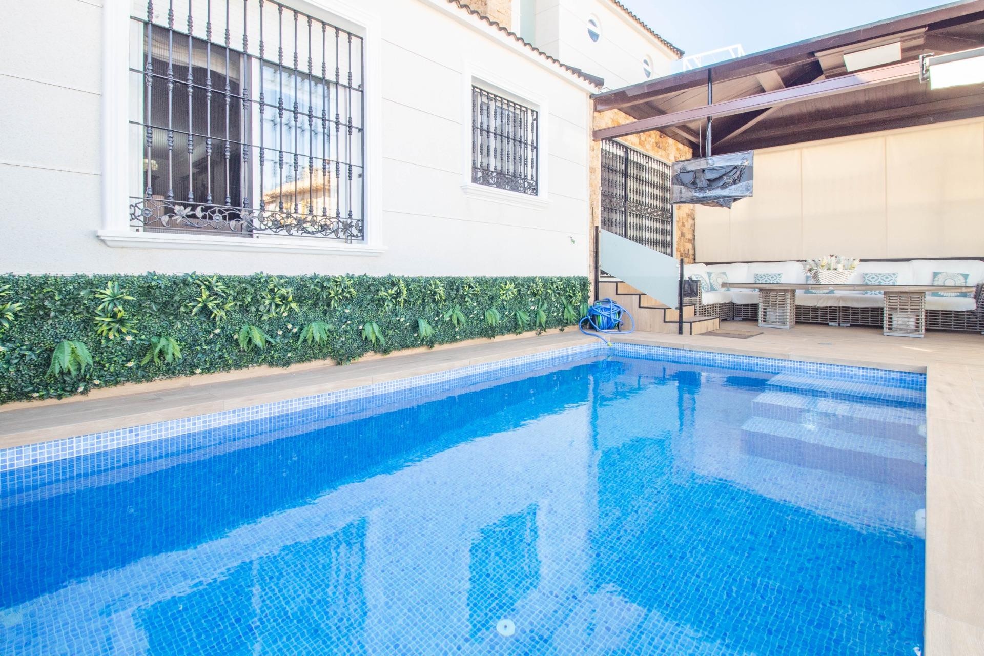 Resale - Terraced house -
Orihuela Costa - La Zenia