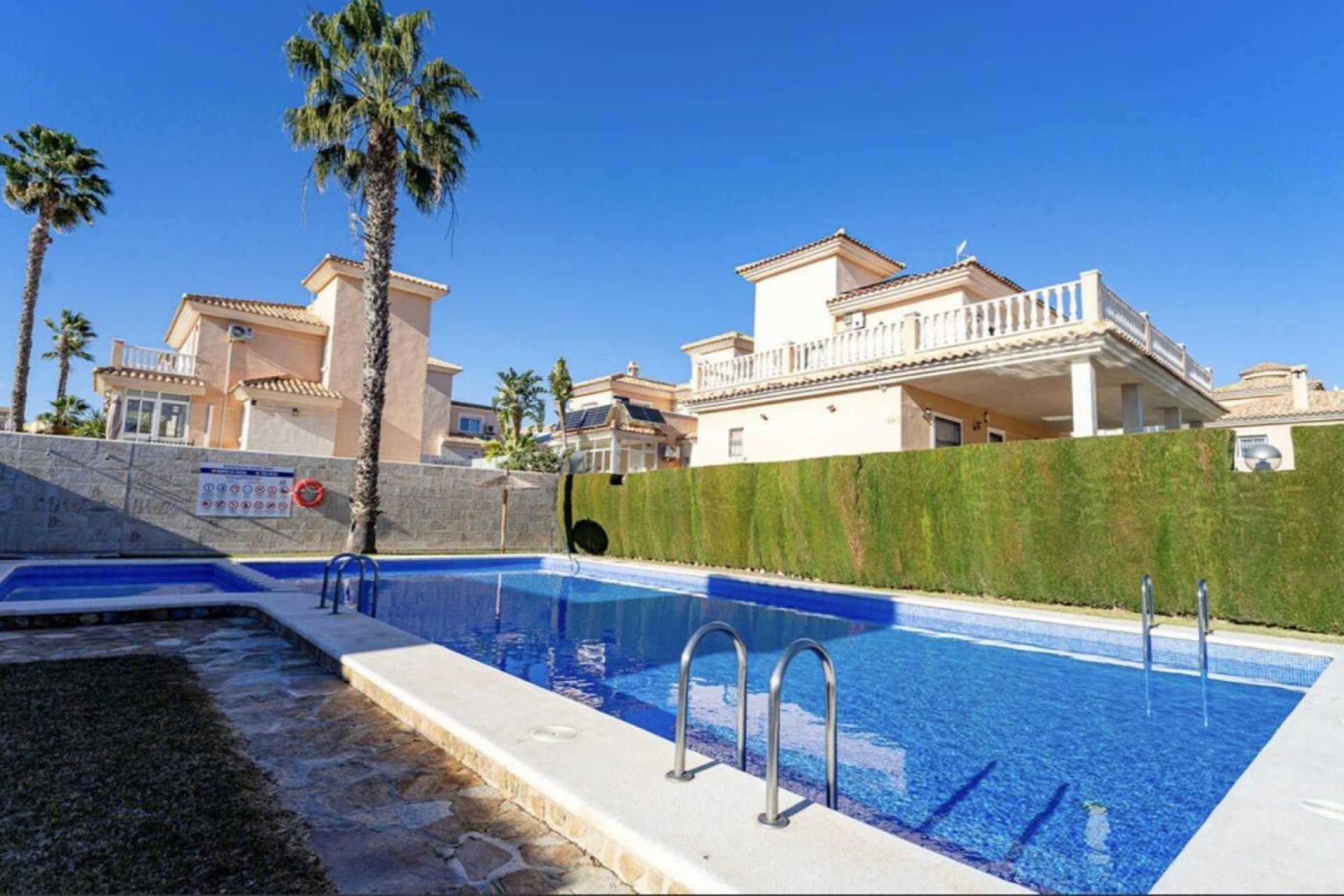 Resale - Terraced house -
Orihuela Costa - Los Altos