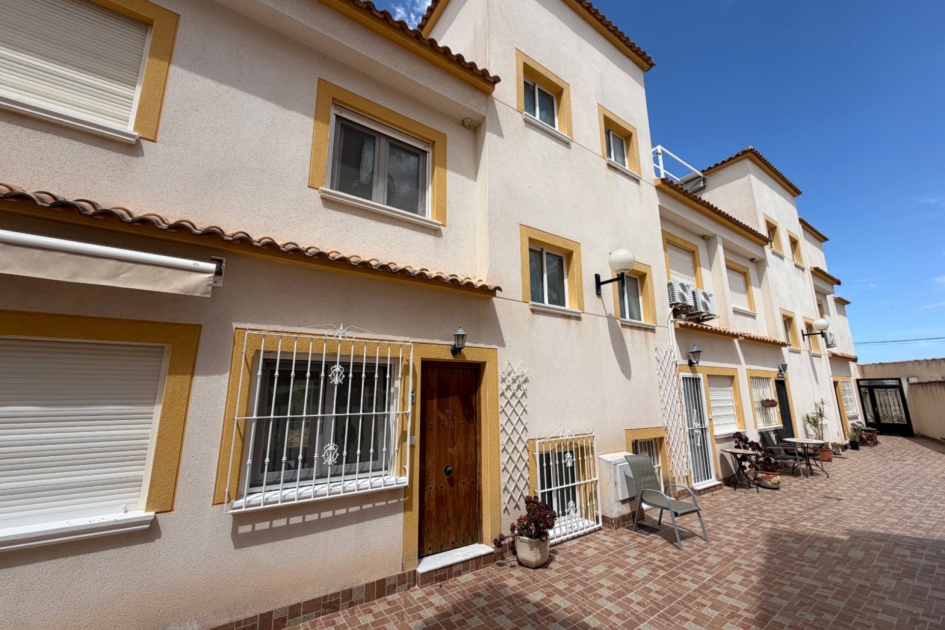 Resale - Townhouse -
Torremendo