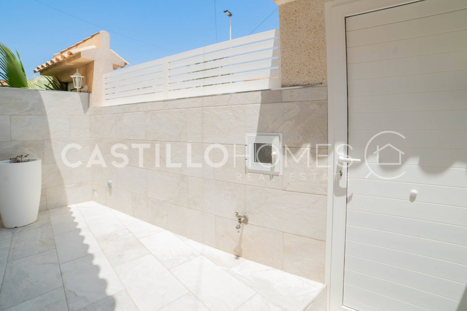 Resale - Townhouse -
Torrevieja - Urb. Rosaleda