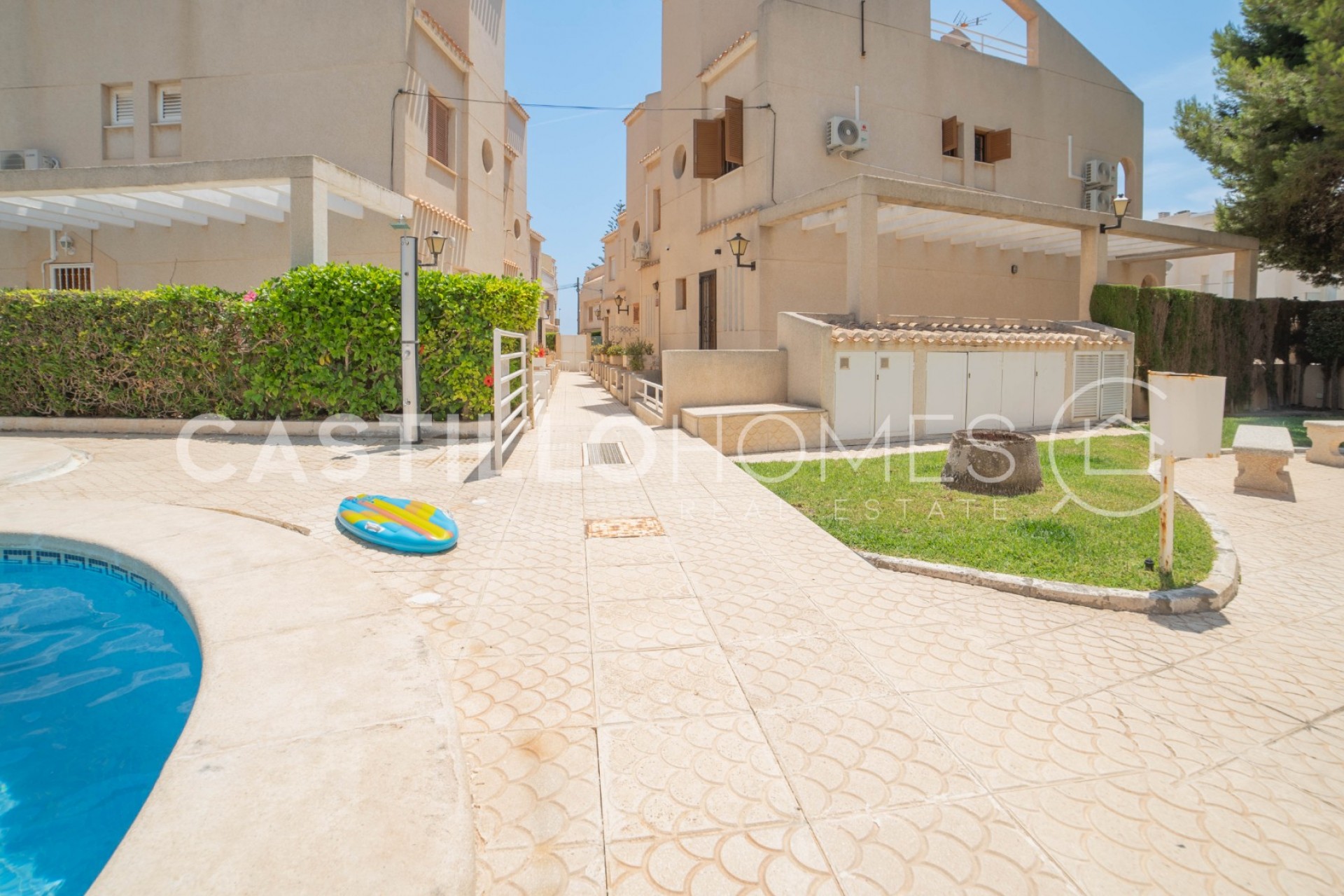 Resale - Townhouse -
Torrevieja - Urb. Rosaleda