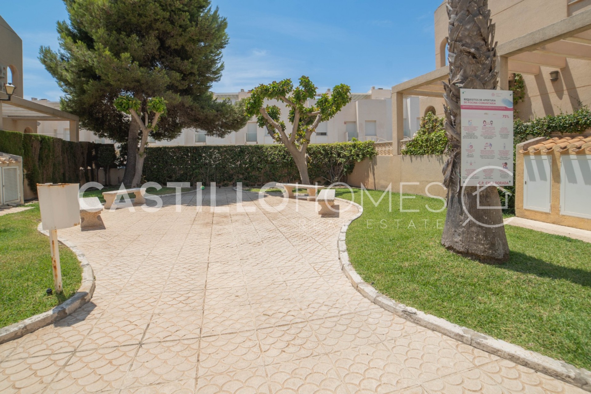 Resale - Townhouse -
Torrevieja - Urb. Rosaleda