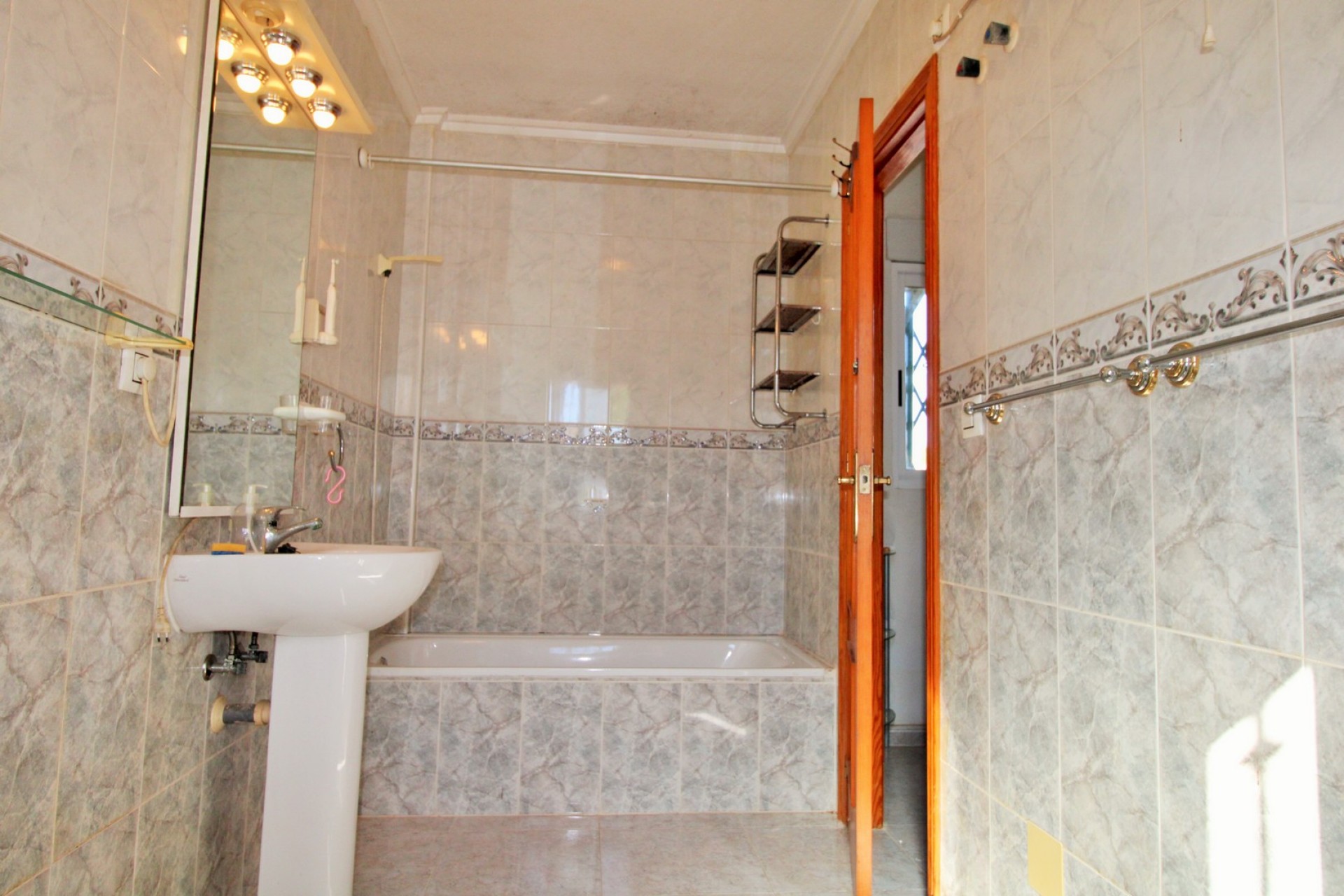 Resale - Townhouse -
Villamartin
