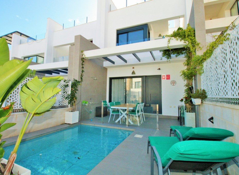 Resale - Townhouse -
Villamartin