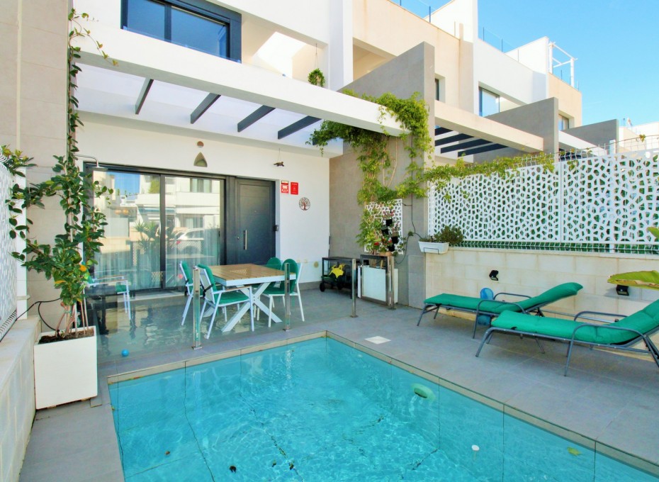 Resale - Townhouse -
Villamartin