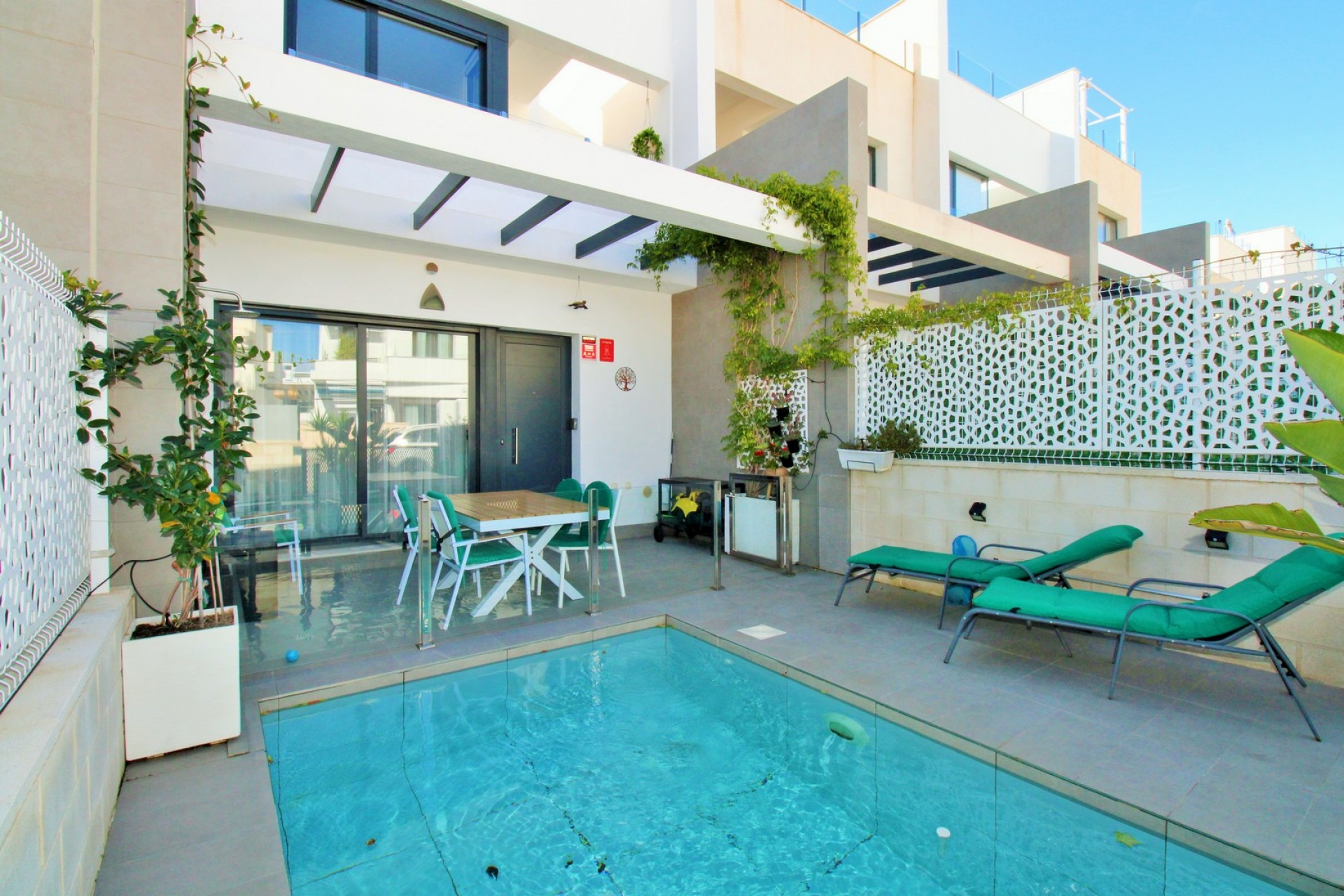Resale - Townhouse -
Villamartin