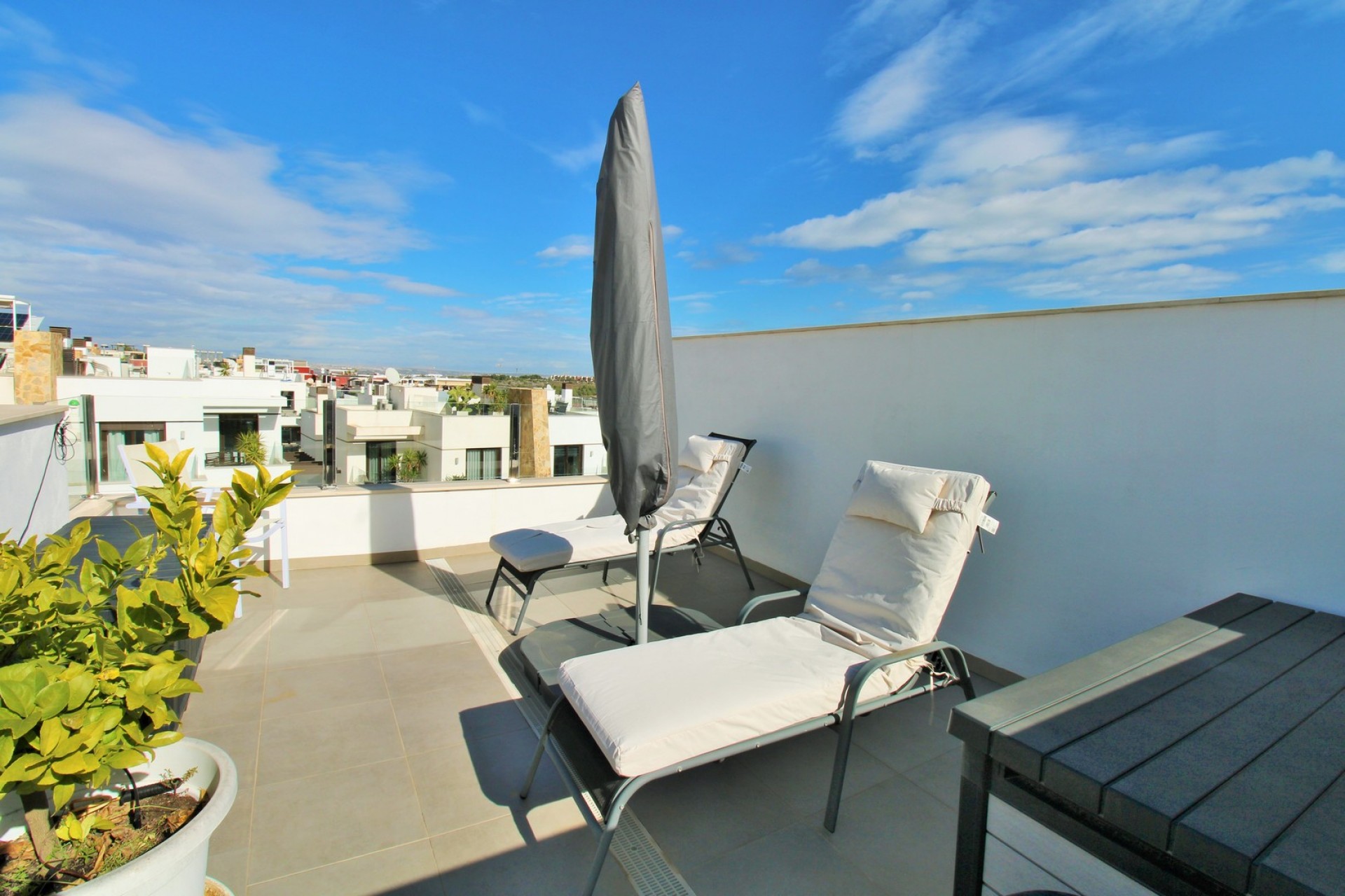 Resale - Townhouse -
Villamartin