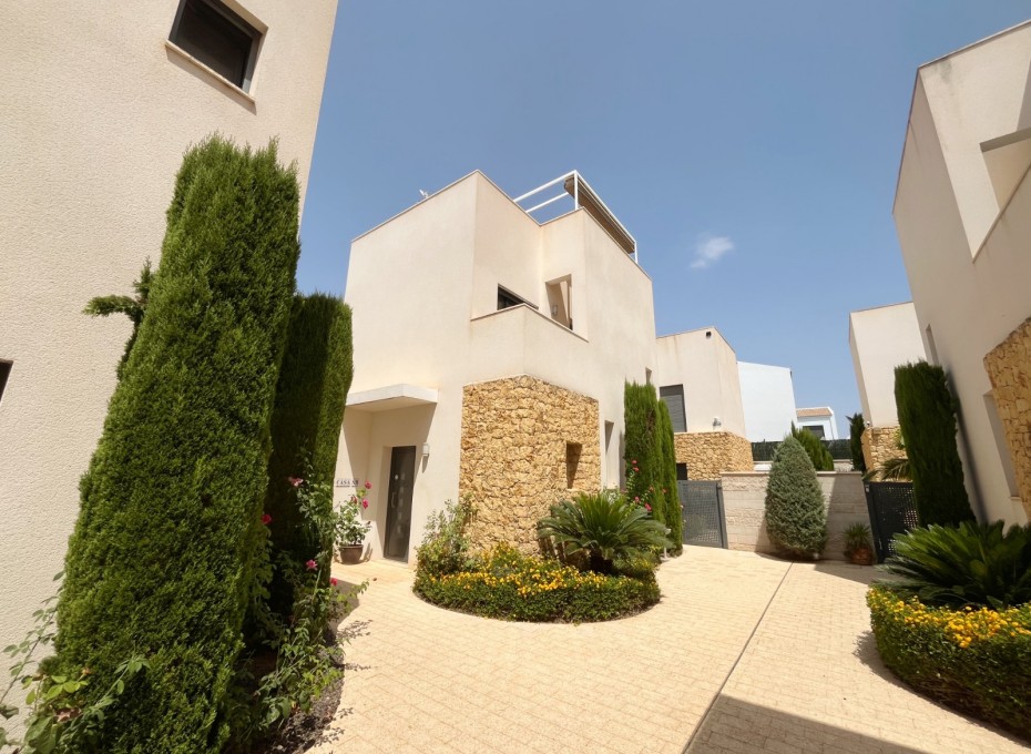 Resale - Villa -
Ciudad Quesada - Pueblo Bravo