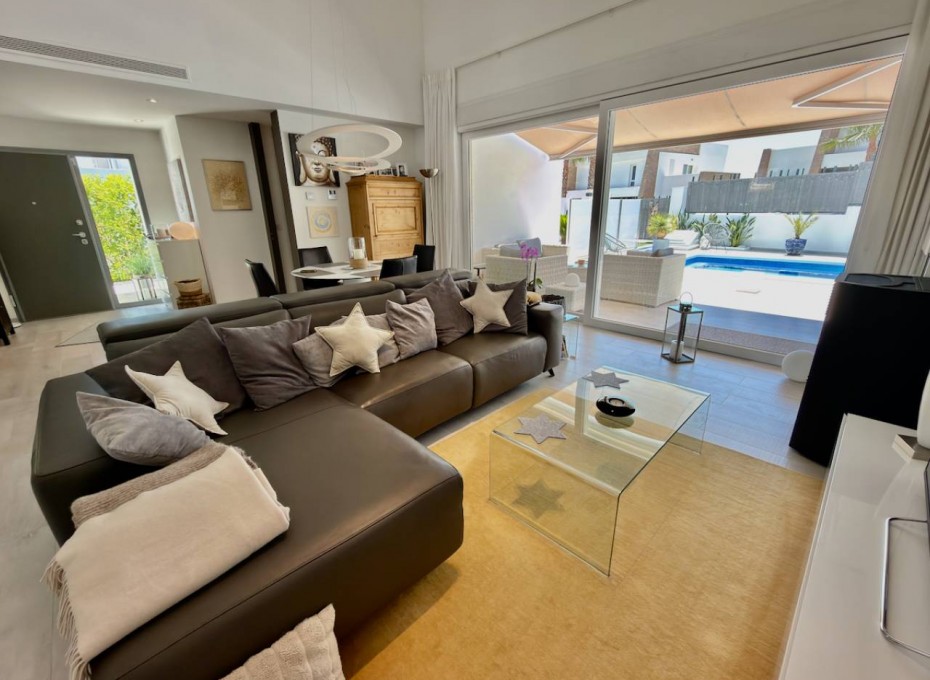 Resale - Villa -
La Finca Golf