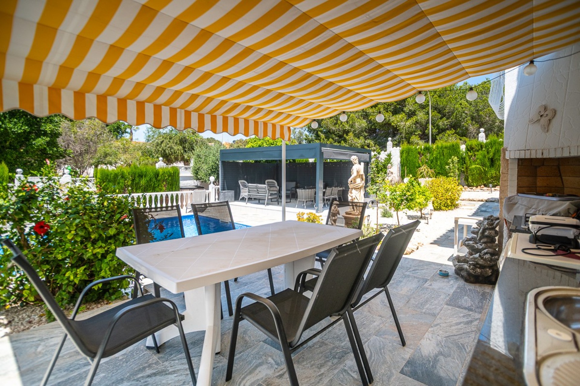 Resale - Villa -
La Marina