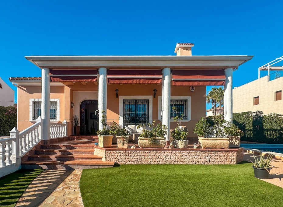 Resale - Villa -
La Mata