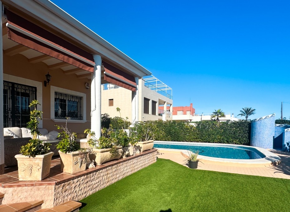 Resale - Villa -
La Mata