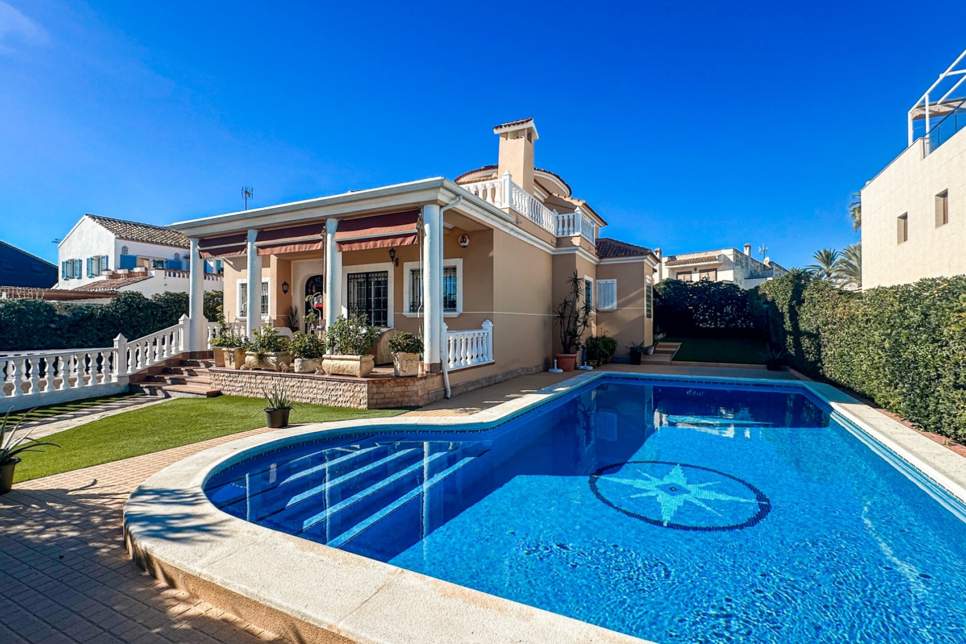 Resale - Villa -
La Mata
