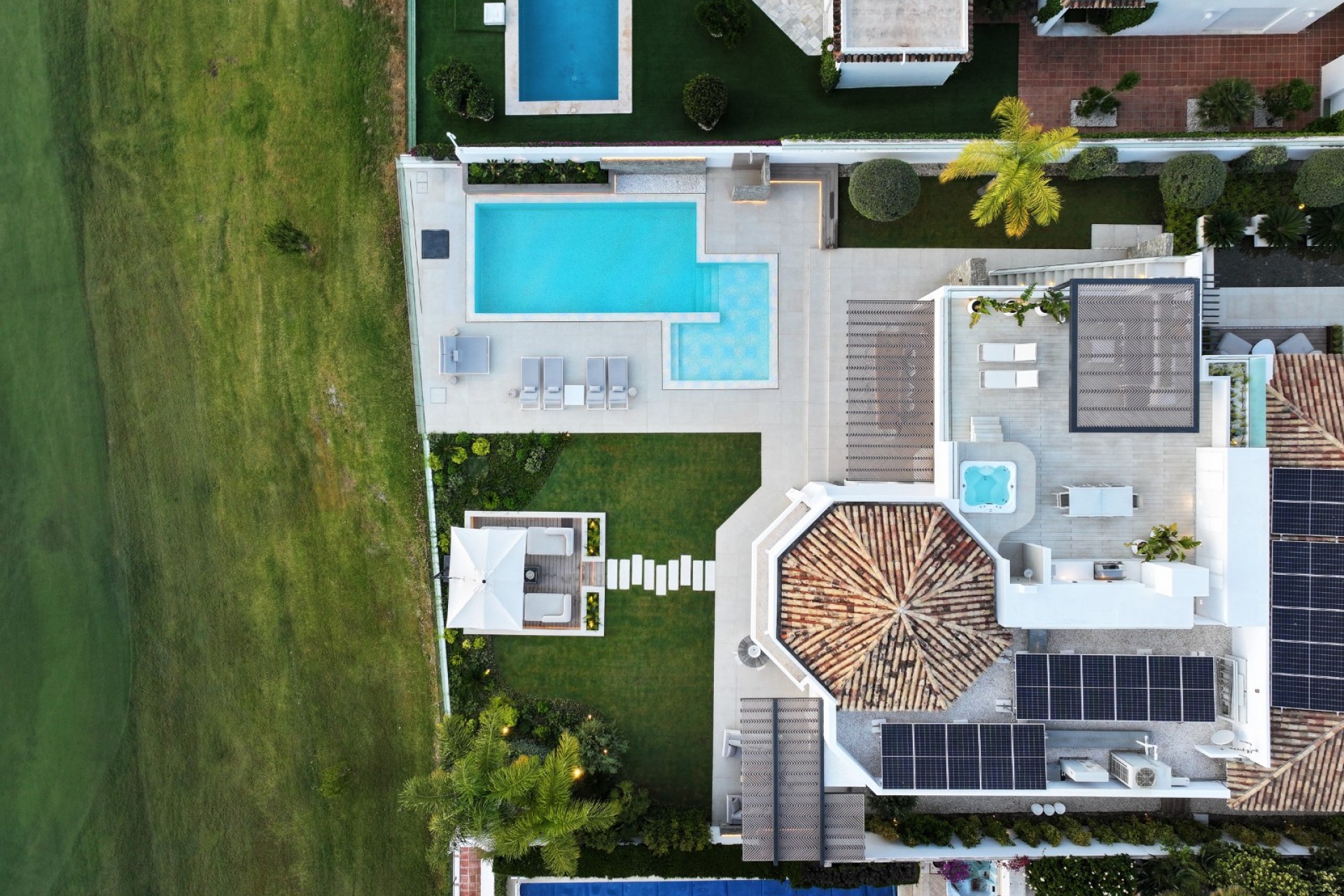 Resale - Villa -
Marbella - Nueva Andalucía