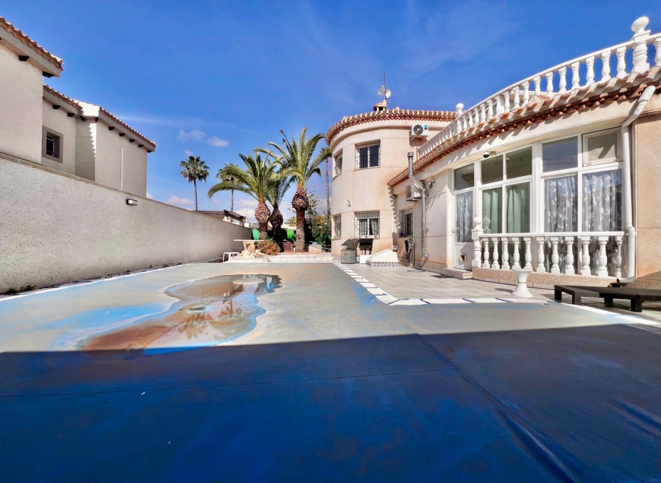 Resale - Villa -
Orihuela Costa - La Zenia