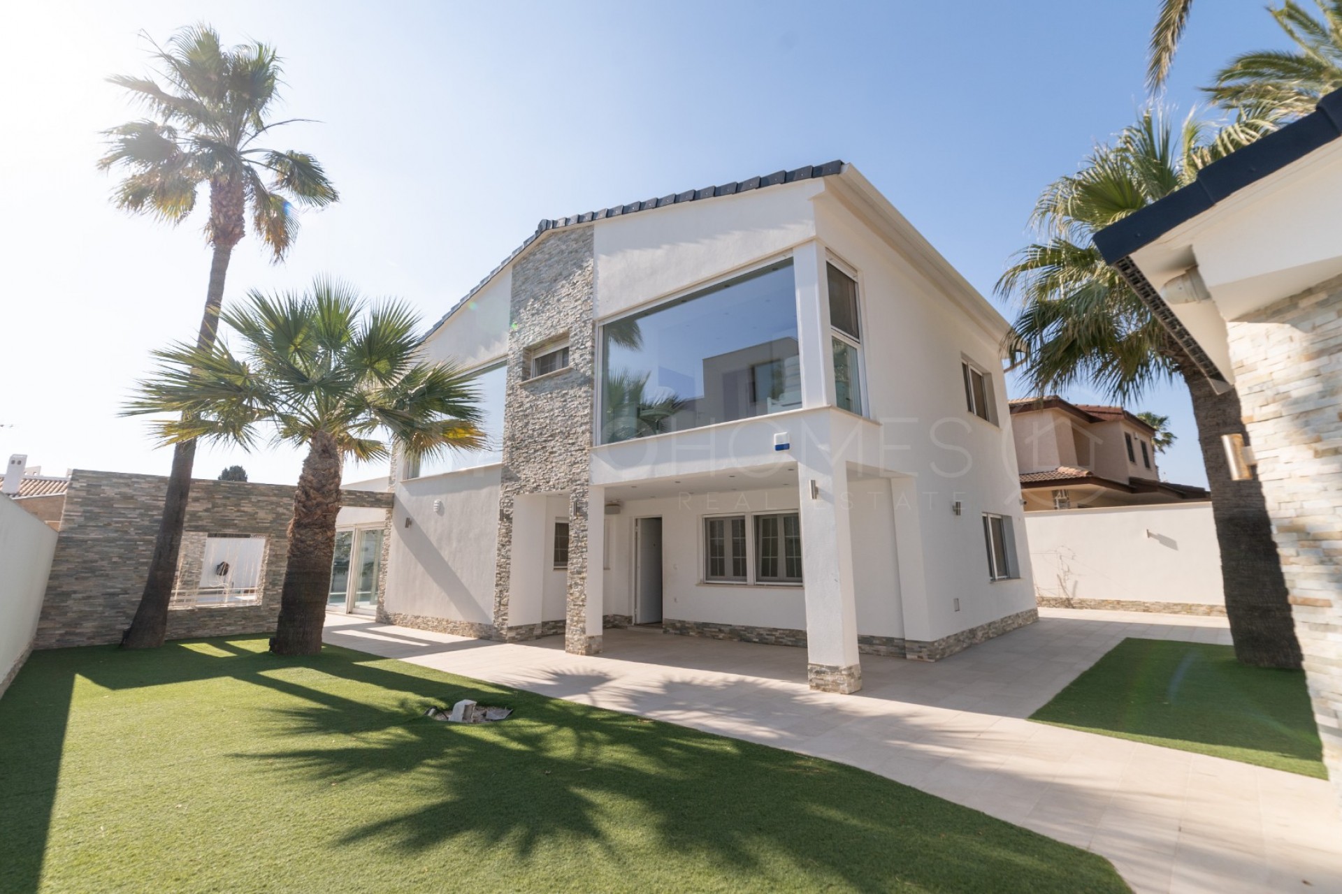 Resale - Villa -
Orihuela Costa - La Zenia