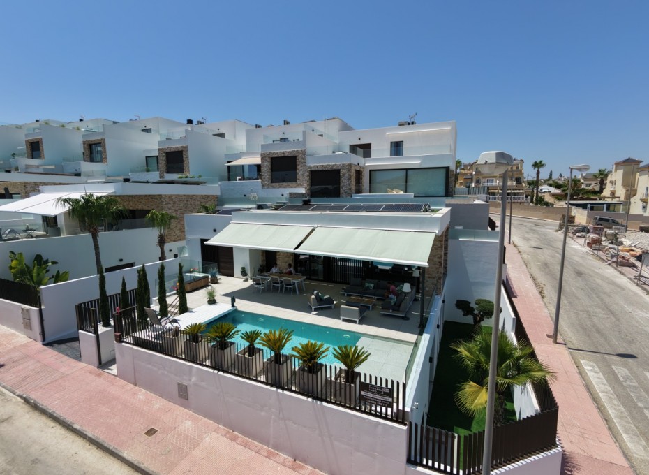 Resale - Villa -
Rojales