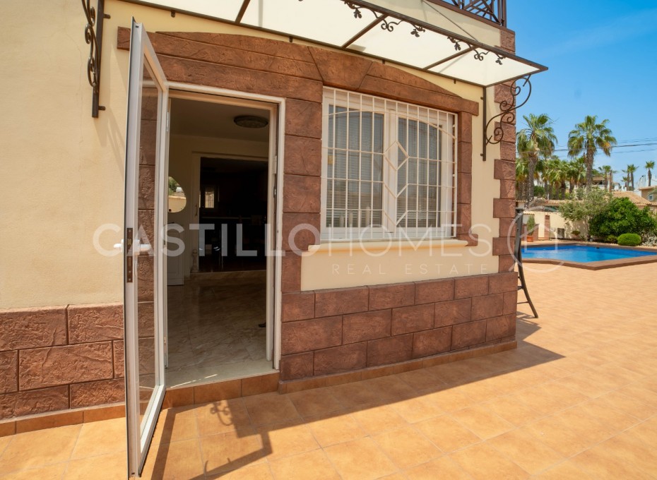 Resale - Villa -
Torrevieja - Los Balcones